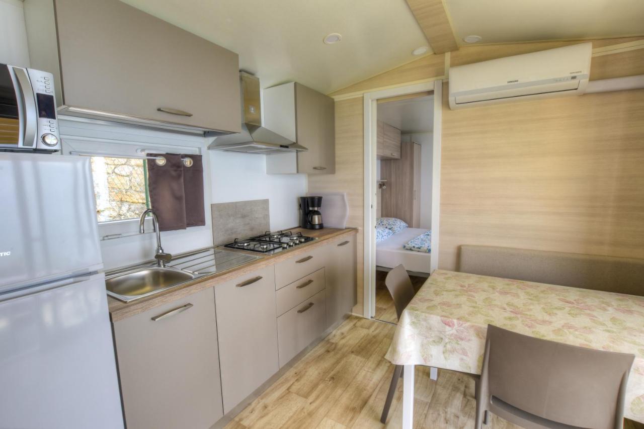 Agricampeggio Relax Maxicaravan Кастеллетто-ди-Бренцоне Экстерьер фото